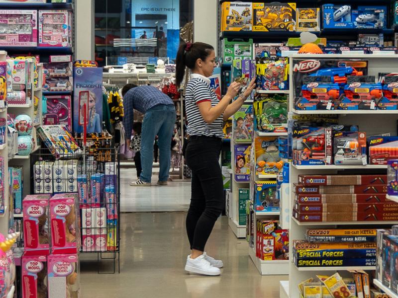 Prodavac u maloprodajnom objektu Kidsland u Kotoru