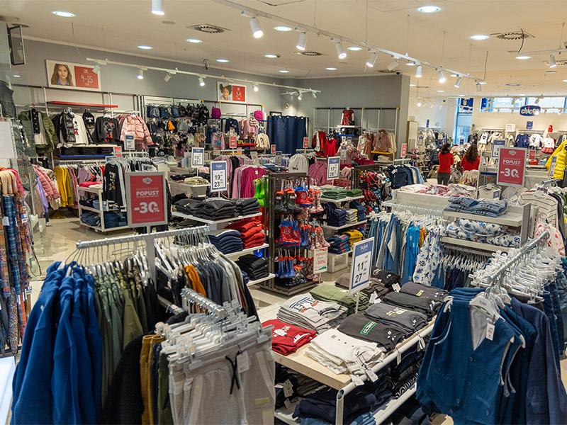Prodavac u maloprodajnom objektu Kidsland u Budvi