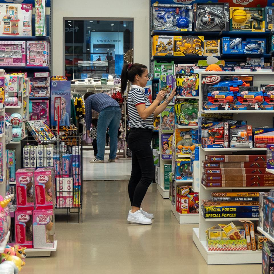 Prodavac u maloprodajnom objektu Kidsland u Kotoru