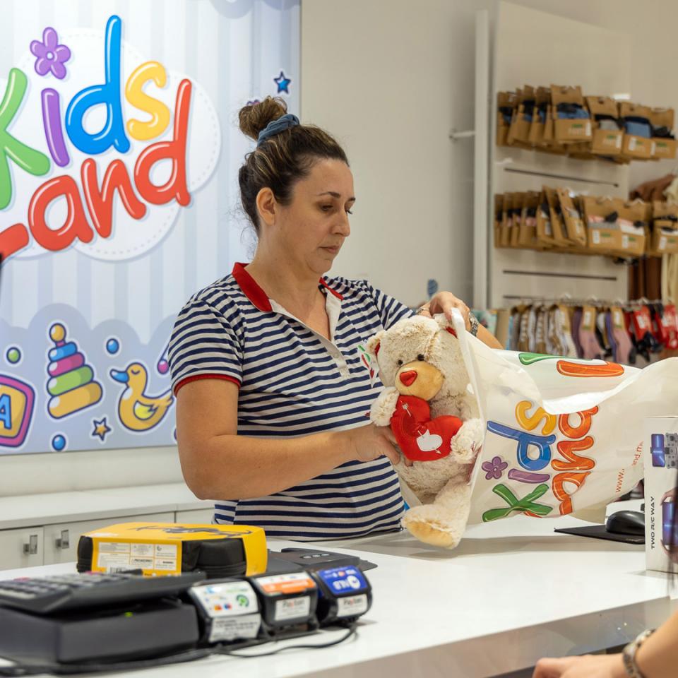 Prodavac u maloprodajnom objektu Kidsland u Radanovićima